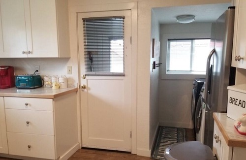 Hamilton House | Private, Charming & Cozy1926 Farmhouse w/huge fenced yard (dogs allowed in yard)