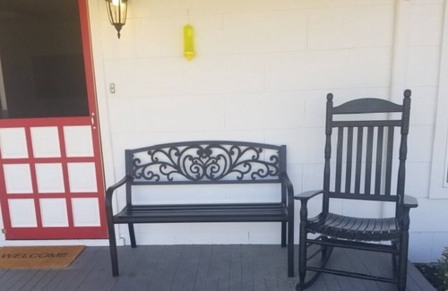 Hamilton House | Private, Charming & Cozy1926 Farmhouse w/huge fenced yard (dogs allowed in yard)