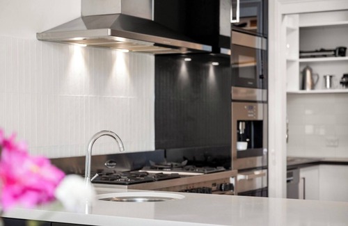 Balmoral House | Private Cinemas, Bar & BBQ; Stylish Getaway 4 Bedroom 2.5 Baths