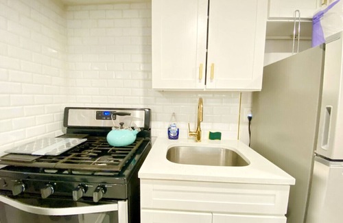 East New York House | Private Clean 3BD/1BA Free Parking/5min Metro Subway train