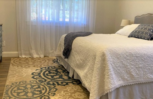Camarillo House | Private, Clean and Spacious Guesthouse