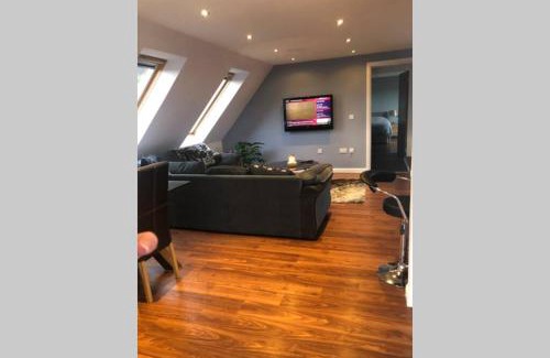 Blair Drummond Apartment | Private Coach house in gated residence