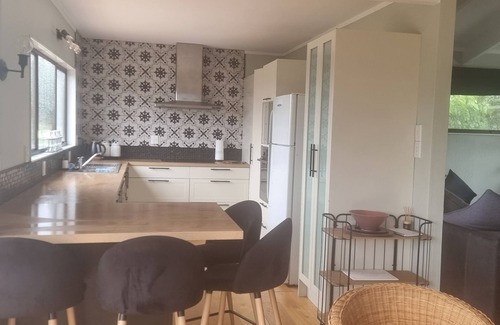 Havelock North House | Private, comfortable home, sleeps up to 9. Plenty of off street parking