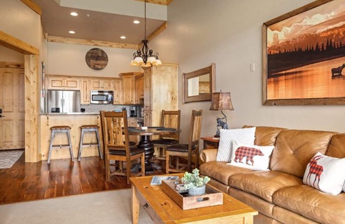 Victor Condo | Private condo enjoys stunning sunset views and spacious interior for smaller groups