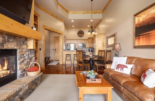 Victor Condo | Private condo enjoys stunning sunset views and spacious interior for smaller groups