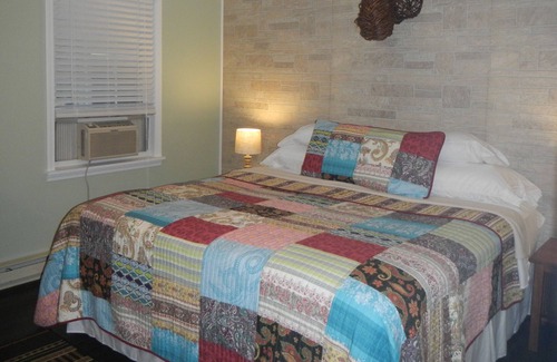 Gerton Cottage | Private Cottage at 3B's Inn Bed Breakfast & Biscuits Asheville, NC