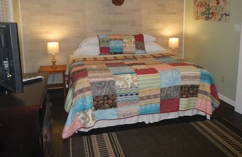 Gerton Cottage | Private Cottage at 3B's Inn Bed Breakfast & Biscuits Asheville, NC