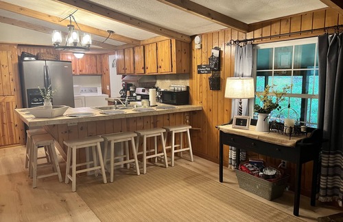 Clarkesville Cabin | Private cottage on 3 acres with 2 creeks running through it. Close to LakeBurton