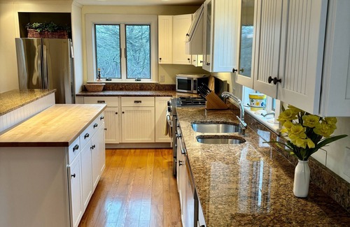 Tom Nevers House | Private Cottage - Sun-filled Home- family getaway - close to everything