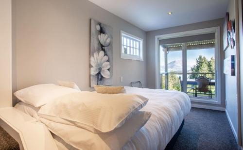 Closeburn House | Private Cottage with Spa and Amazing Lake Views
