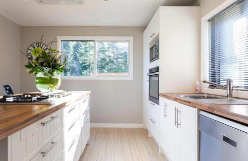 Closeburn House | Private Cottage with Spa and Amazing Lake Views