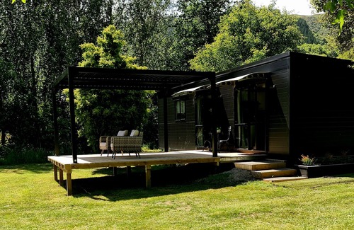 Paraparaumu Villa | Private Country Cottage