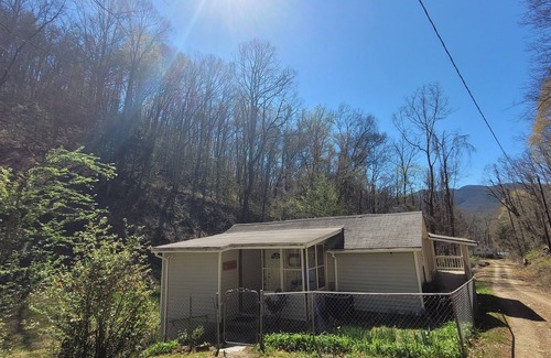 Hot Springs House | Private Cozy Creekside cottage.minutes from town. Hot Tub overlooking creek!