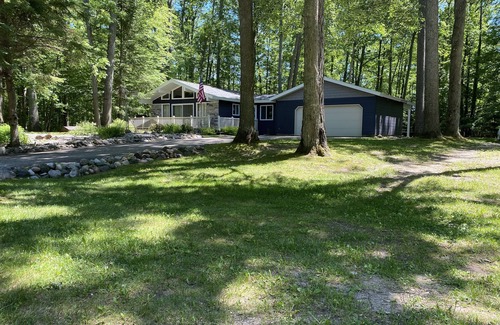 Higgins Lake House | Private, Cozy, Quiet on double lot near Beautiful Higgins and Houghton Lakes