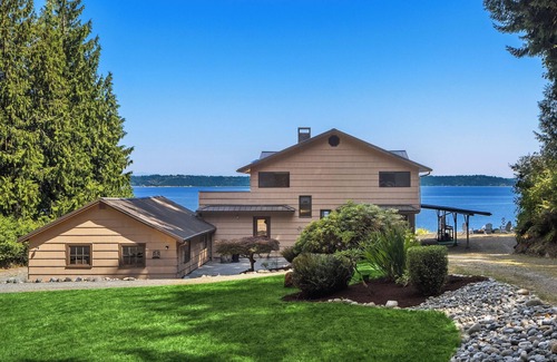 South Colby House | Private & Cozy Waterfront Retreat: Rainier to DT Seattle VIEWS, A/C, Pool Table!