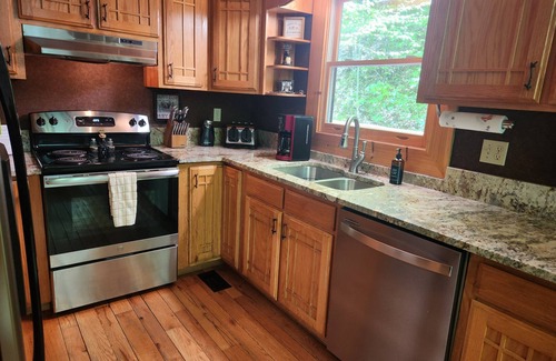 Wears Valley Cabin | "Private Creek Cabin" - Great Location - Easy Access