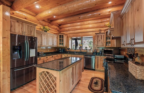 Pittman Center Cabin | Private Creek!| Hot Tub | FirePit | Free Tickets | Pool Table | Secluded