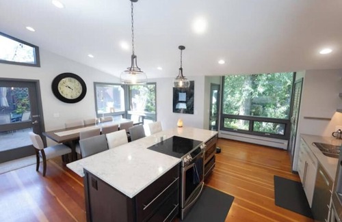 Golden House | Private Creek + Patio, Walkable, Bright Cozy Vibe