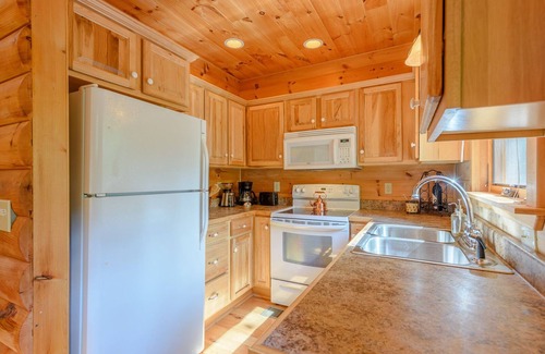 Fleetwood Cabin | Private Creekside Cabin with Hot Tub