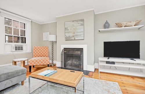 Beacon Hill Apartment | 🌲Private Deck🌻5 StarSunny🐶Dogs Ok🌲Laundry🌻Stunning