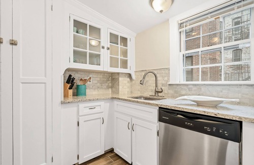 Beacon Hill Apartment | 🌲Private Deck🌻5 StarSunny🐶Dogs Ok🌲Laundry🌻Stunning