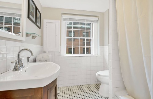 Beacon Hill Apartment | 🌲Private Deck🌻5 StarSunny🐶Dogs Ok🌲Laundry🌻Stunning