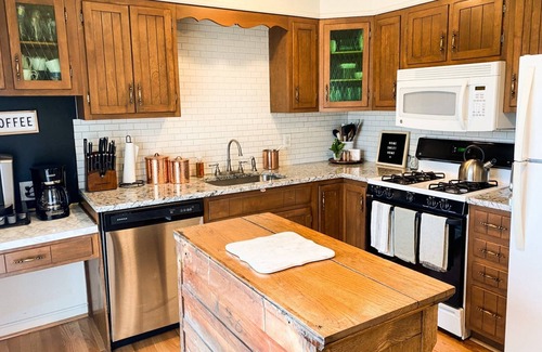 Severna Park House | Private deck, backyard and dog-friendly just 12 minutes to Annapolis