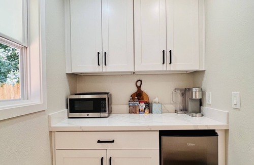 Northeast Bellevue House | Private Deluxe Suite! Prime Location: MS, Redmond, Bellevue, lakes, shops,Costco