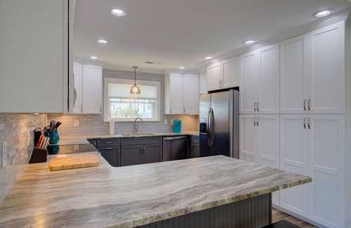 McCutcheon Field Cottage | Private dock,ramp,hot tub. Steps to beach access! Pet friendly.