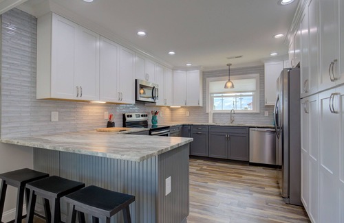 McCutcheon Field Cottage | Private dock,ramp,hot tub. Steps to beach access! Pet friendly.