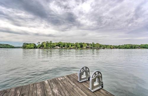 Mid America House | Private Dock and Slip Lake Hamilton Hideaway!