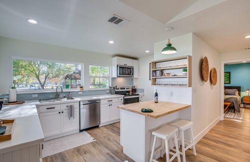 Gun Barrel City House | Private Dock: Charming Cedar Creek Retreat!
