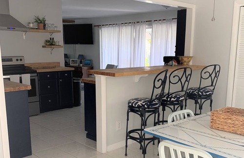 Silver Sands House | Private dock on the bay - 3 minute walk to the beach - Sleeps 9 - 3 bedrooms