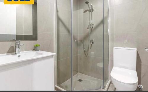 Papatoetoe House | Private double bedroom with attached bathroom near 12 min to Auckland Airport