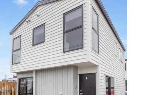 Papatoetoe House | Private double bedroom with attached bathroom near 12 min to Auckland Airport