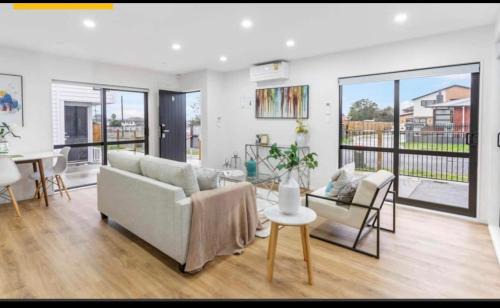Papatoetoe House | Private double bedroom with attached bathroom near 12 min to Auckland Airport