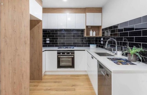 Papatoetoe House | Private double bedroom with attached bathroom near 12 min to Auckland Airport