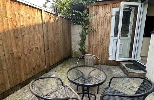 Norwood Green House | Private Double Room Mins To Central w Elizabeth L.