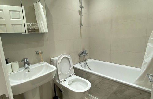 Norwood Green House | Private Double Room Mins To Central w Elizabeth L.