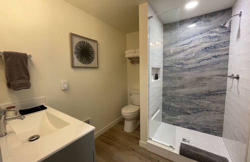 North Bend Cottage | Private downtown home VIEWS -OUTDOOR TUBS + Fire Pit