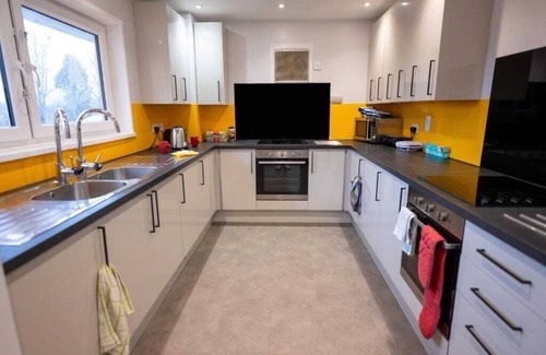 Llandaff Apartment | Private ensuite room with shared kitchen facilities.