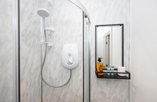 Levenshulme Hotel | Private ensuite rooms with kitchen access by Irwell Stays