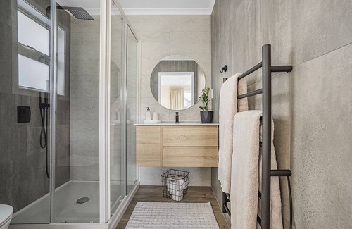 Wallaceville Bed & Breakfast | Private Ensuite with Hot Spa at Upper Hutt, Wellington