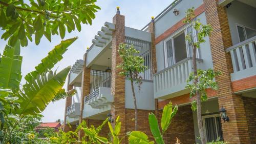 Siem Reap Apartment | Private Entire 8 BedRooms Garden Pool Villa With Kitchen & BBQ Facilities