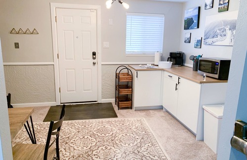 Broadmoor Apartment | Private Entrance, Quiet Neighborhood, 10 mins from downtown