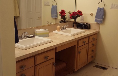 Los Griegos House | Private Entrance and Bath, 1 BR, Central N Valley. Wifi, Good Neighborhood