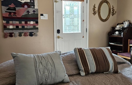 Los Griegos House | Private Entrance and Bath, 1 BR, Central N Valley. Wifi, Good Neighborhood