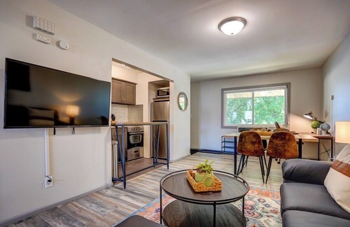 West Allis Apartment | Private entrance. Free Parking. Near Medical Cente