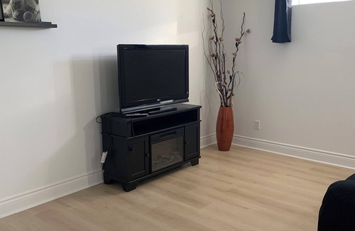 Ottawa Division House | Private Entrance Near YOW Airport