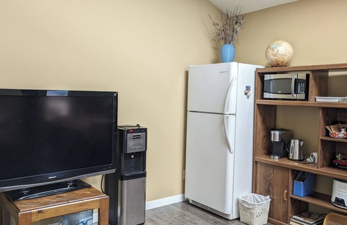 Woodland Hills Apartment | Private entry in peaceful Woodland Hills neighborhood.